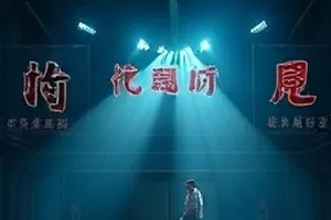 《夜行末班车》封面，深夜公交车厢内的暖光