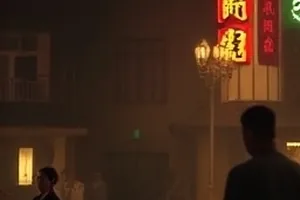 《两个夏天》封面，蝉鸣树影下的旧风扇